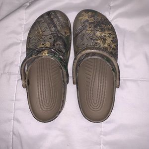 camo crocs
